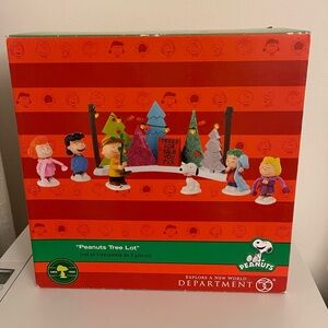 Department 56 “Peanuts Tree Lot” 7 piece ensemble set